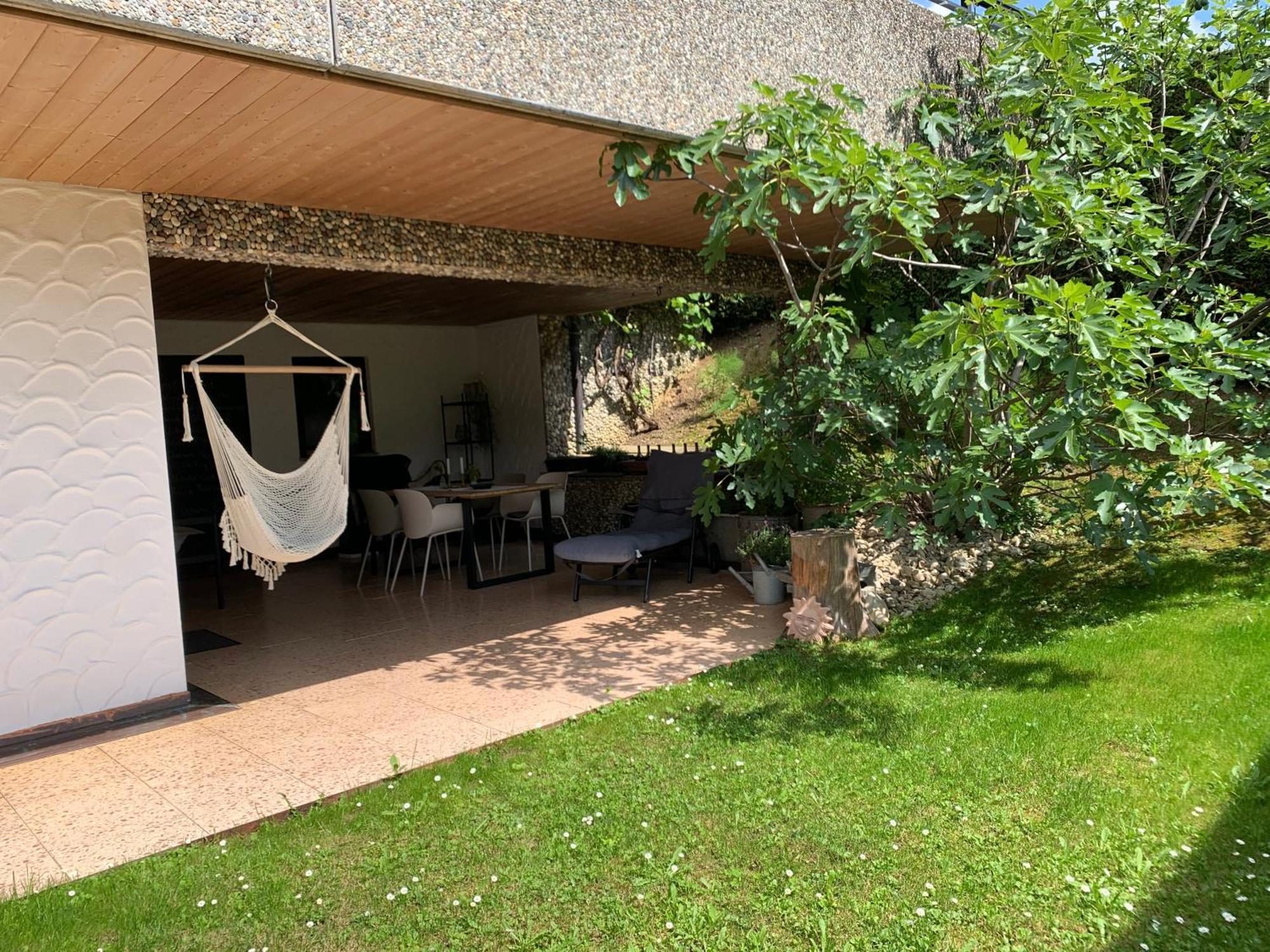 Ferienwohnung Ruhig, Sonnig Und Etwas Speziell Hilzingen Exterior foto